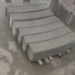 威海芝麻白弧形路牙石