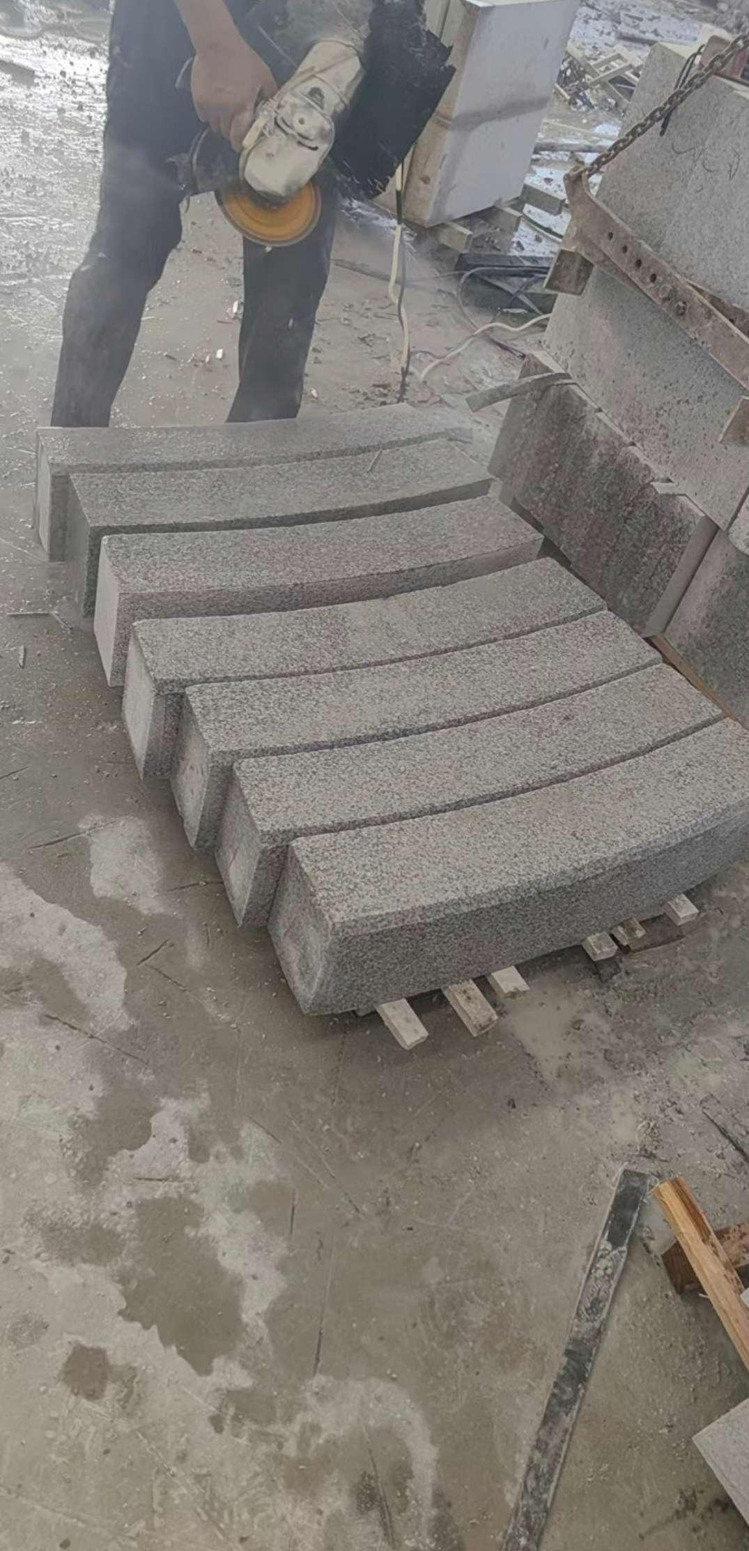 威海芝麻白弧形路牙石